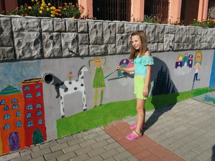 Деца рисуват стена на читалището в Градина