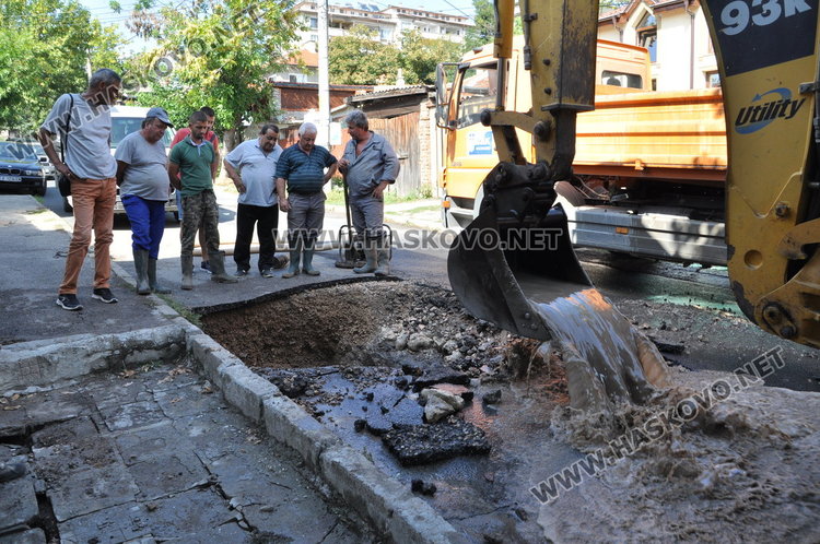 Голяма ВиК авария оставя 30-тина сгради без вода до довечера