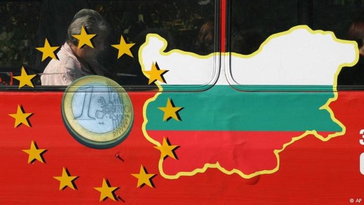 От България вече бягат не само хора. Бягат и пари.