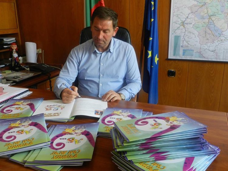Занимателна книжка подарява кметът на първокласниците в Мадан