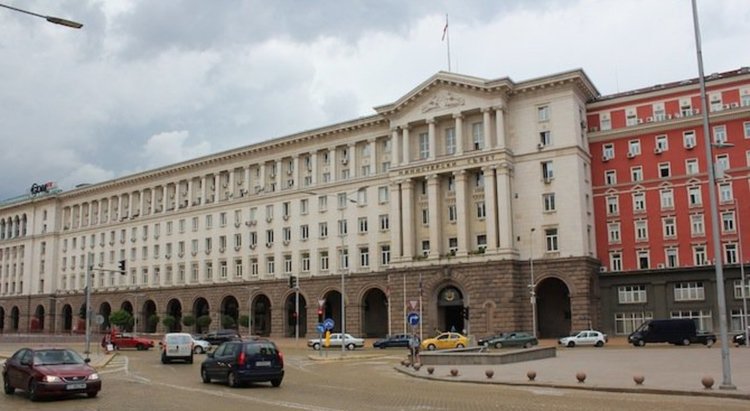 Управляващите решават за оставките на тримата министри