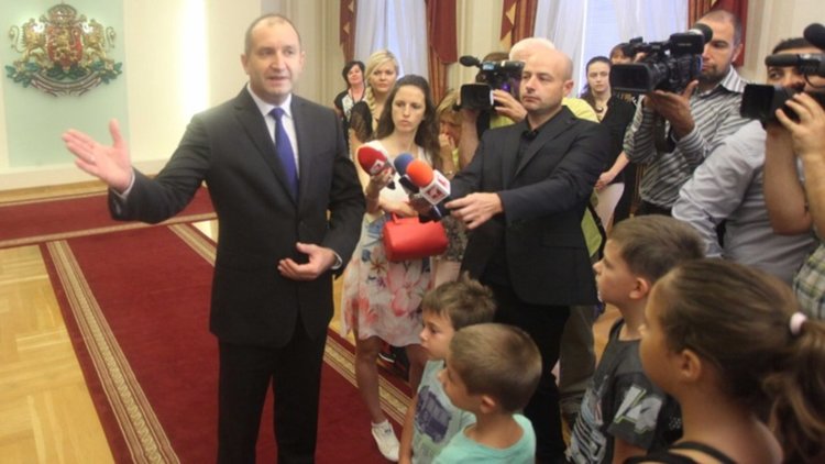 Радев кани гражданите в администрацията си