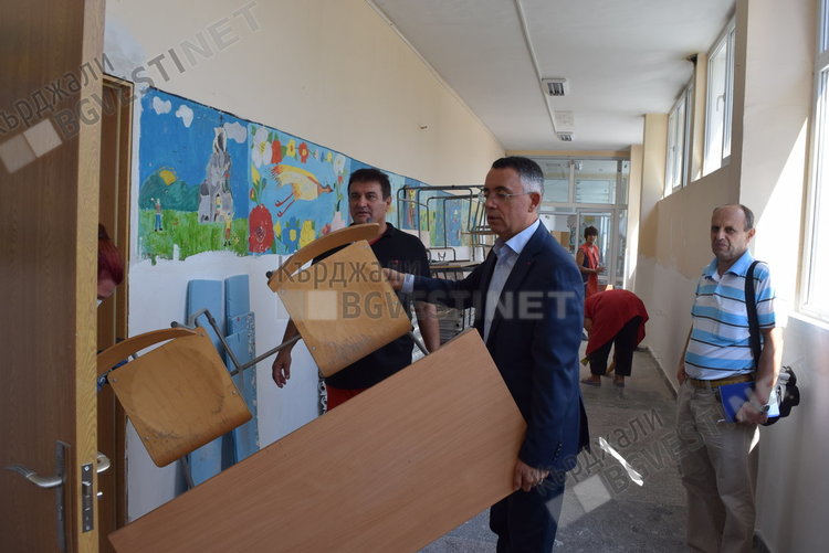 Кмет и общински служители помагат днес на славейковци да почистят училището за учебни занятия