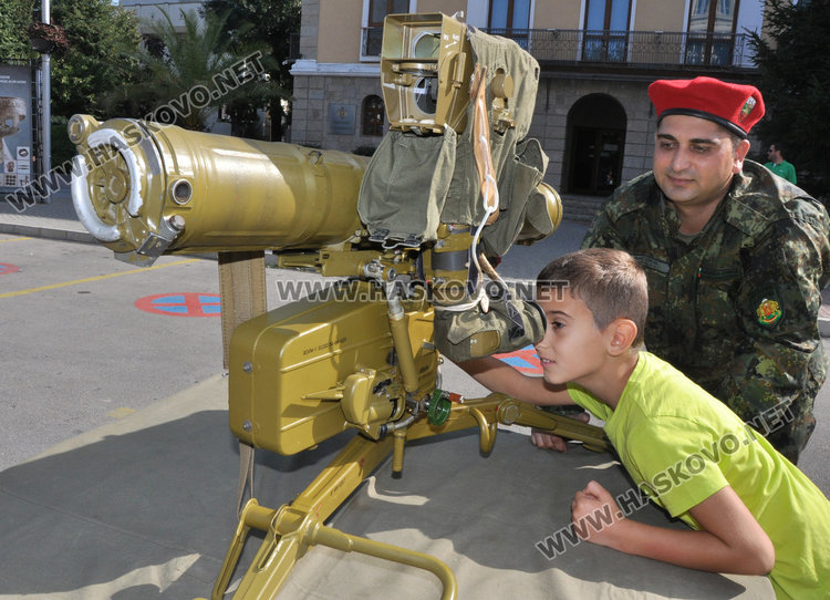 Хасковското поделение показа военна техника пред общината за празника
