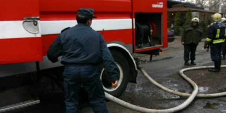 Три пожара гасиха огнеборци, двата заради късо съединение
