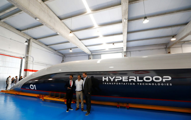 Hyperloop е тук: Представиха първата пътническа капсула за свръхзвуковия транспорт (видео)