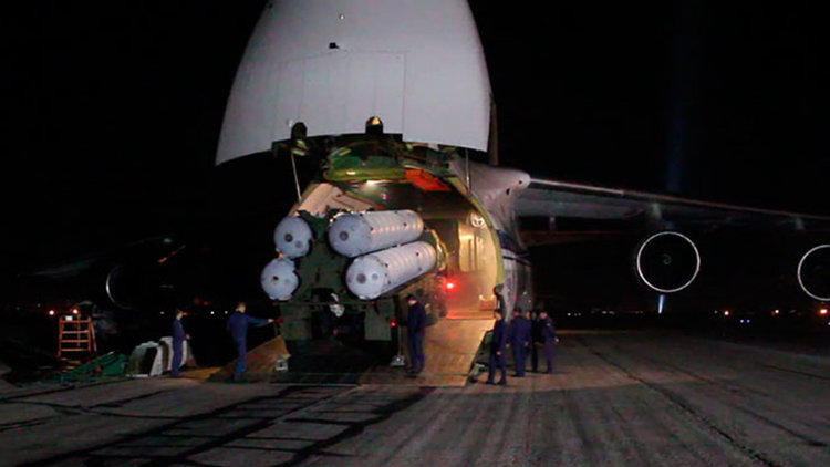 Русия публикува видео с доставянето на ракетните системи С-300 в Сирия (видео)