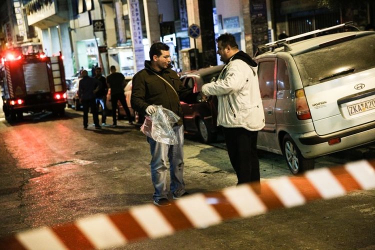 Анархисти нападнаха полицейски участък в Атина, четирима полицаи са ранени