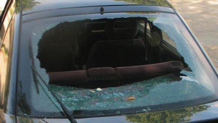Мъж си отмъсти на шофьор, паркирал пред гаража му, потроши му колата