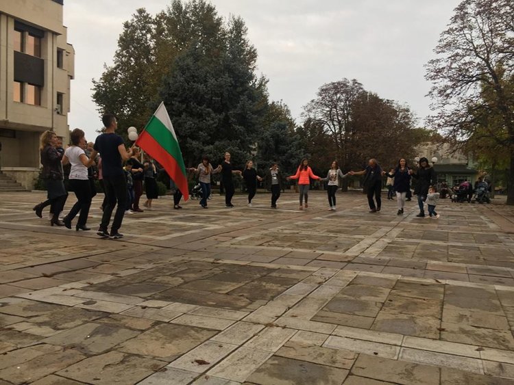 "Хорото на доброто" събра 305 лв. в подкрепа на Боян
