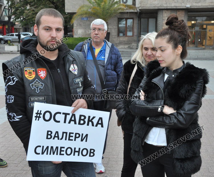 20 от Хасково поискаха оставката на Валери Симеонов за „кресливи жени“