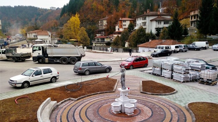 До дни в Баните режат лентата на площад с пеещ фонтан и водна каскада