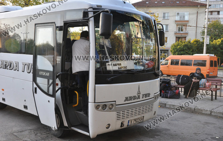 Възстановяват автобусите от утре, свикват спешна среща с превозвачите