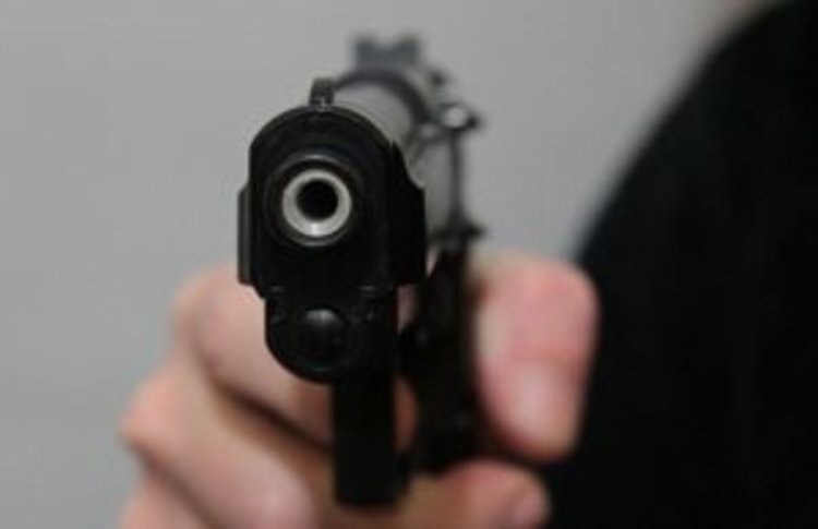 Неравностойна битка между въоръжен с нож срещу въоръжен с газов пистолет на бензиностанция в Кърджали завърши със средна телесна повреда