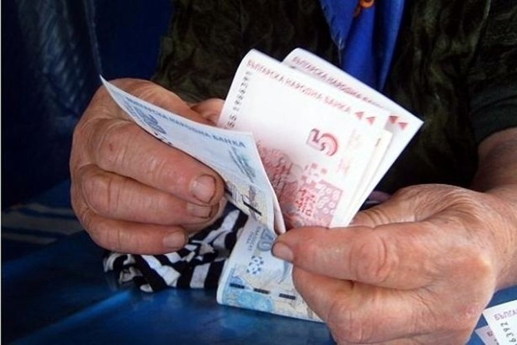 Баба се опита да си вземе храна без да плати в бакалия в Кърджали, залавят я