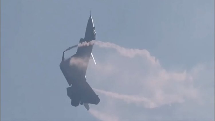 Китай показа изтребители с променлив вектор на тягата (видео)
