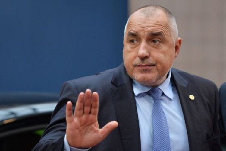 Фенове до вчера: Слави, ти си срам! От изпълнител на „Нема такава държава“ стана герой в нея