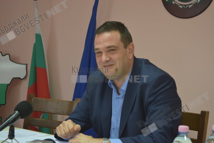 Въздухът при селскостопанския техникум е по чист от този в центъра на Кърджали, подходящ е за спортна зала