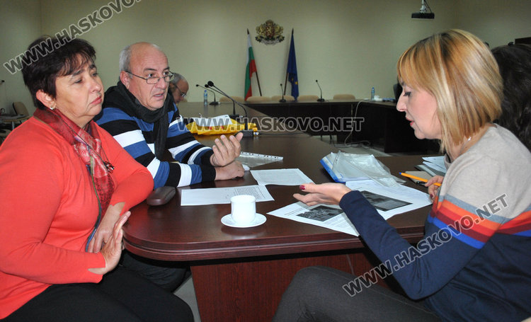 Сезират Мая Манолова за срочните учителски договори със статия в Haskovo.net