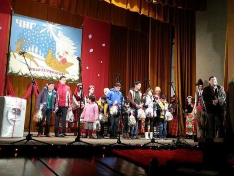 Родопско читалище пее и свири за Коледа, събира пари за ремонт на течащия покрив