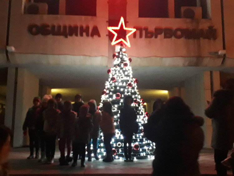 Община Първомай заблестя с коледна украса