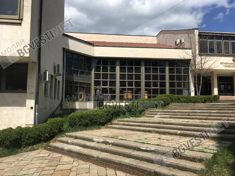 Библиотеката награждава активните читатели, връчва приз "дарител на годината"