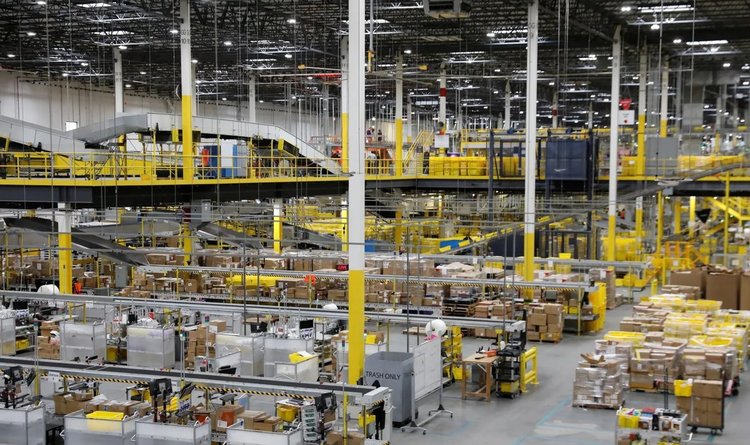 Робот изперка в склад на Amazon и напръска 24 работници с репелент срещу мечки