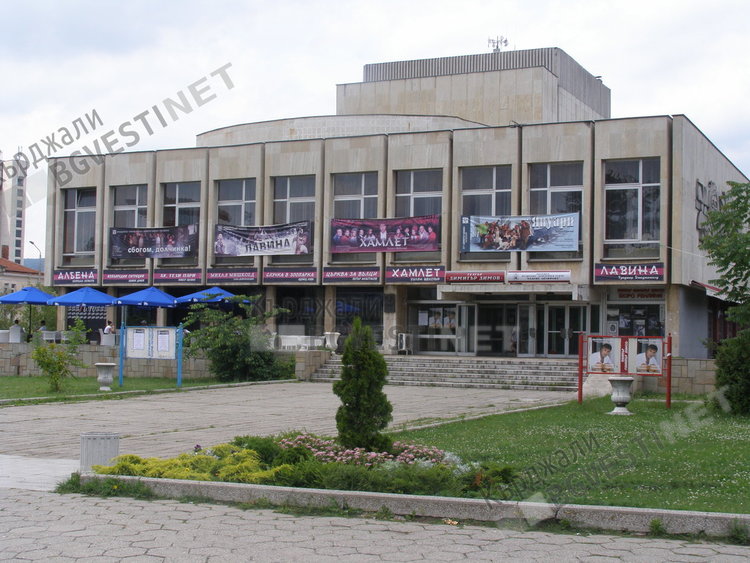 Цвета Караянчева дарява представление на малките кърджалийци