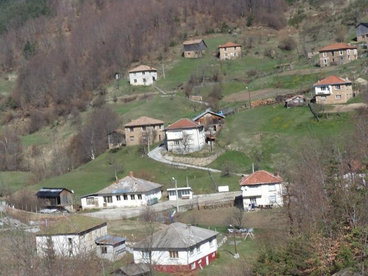 Смолянско село получи километър път с чакъл, вече няма да носят болни на ръце