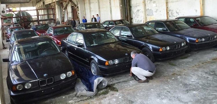 Откриха склад с непипнати нови BMW-та отпреди 25 години в България