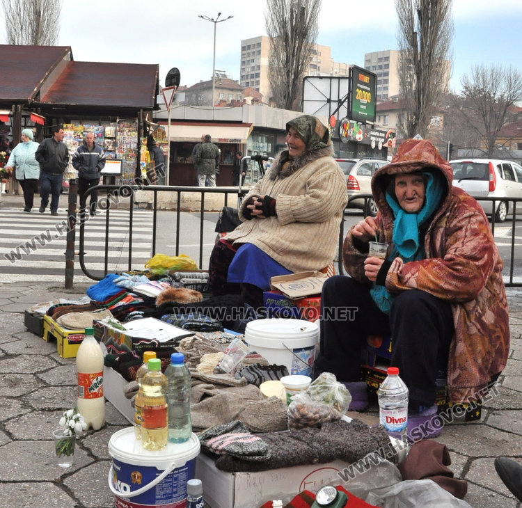 Оживление в необичайно топлия ден на Кооперативния пазар в Хасково