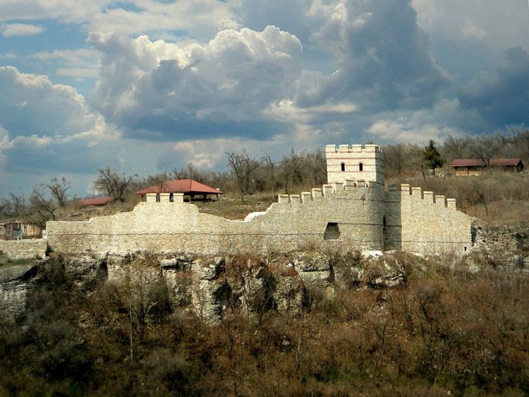 Бебе, погребано в глинено гърне, откриха на Трапезица