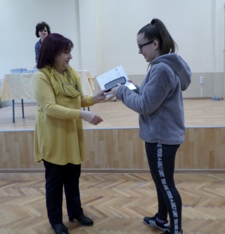 Наградиха краснописците на Професионалната гимназия