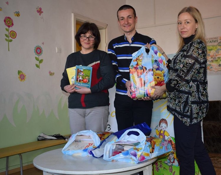 ДГ "Пролет" изпрати книжки за българчетата в Лондон