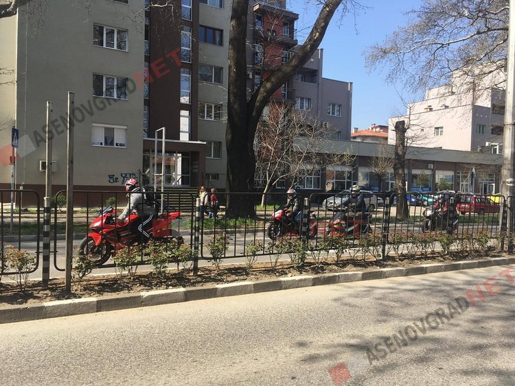 Тежък инцидент: Моторист от шествието към Бачково се блъсна в скала