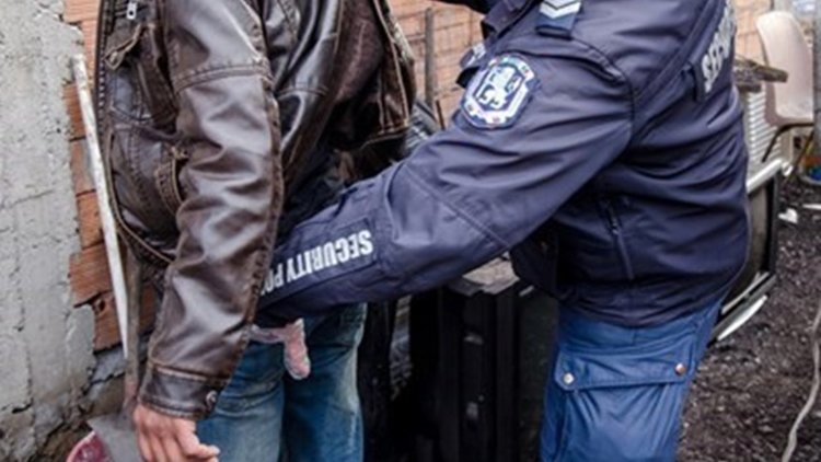 Двама се сбиха, надделя по-младия