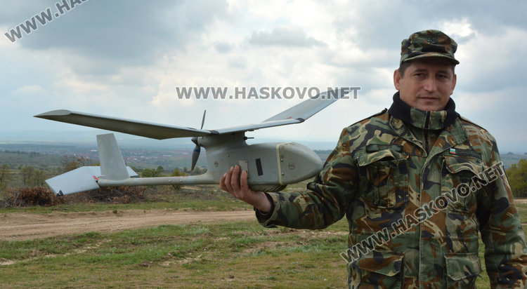 Военните с тренировка по стрелба и управление на огън