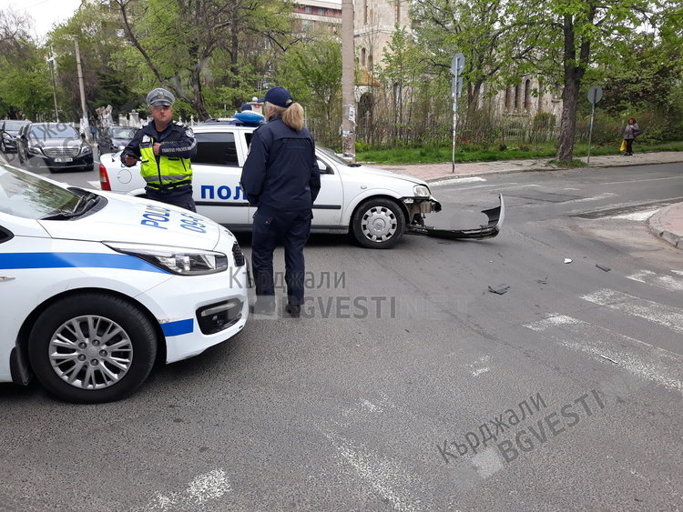 Полицай губи управление над "Опел", катастрофира до църквата