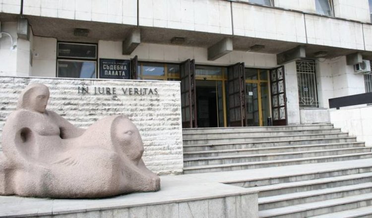 Дават на съд двама, заплашвали медицински екип по време на реанимация