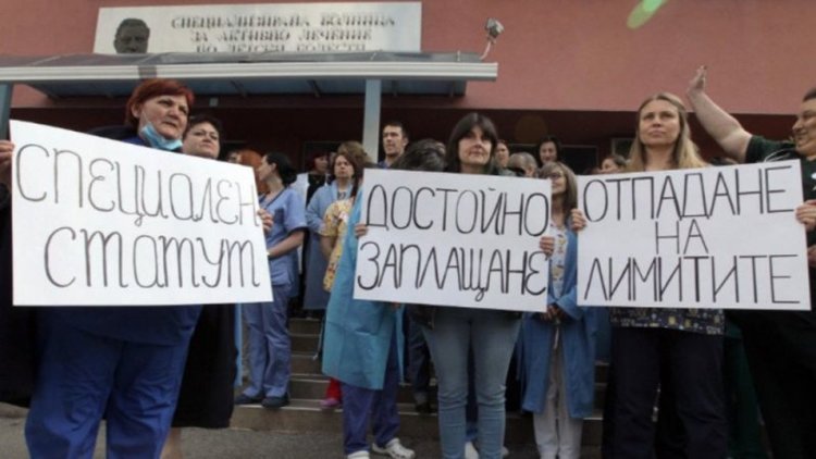 Педиатри на протест, блокират булевард в София