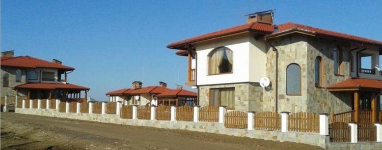 Роднини на Карадайъ държат половината къщи за гости в Борино