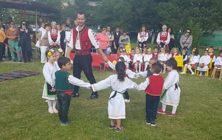 Открит урок по народни танци изнесоха малчуганите от "Осми март"