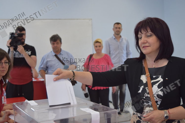 Председателят на парламента гласува с бюлетина в Кърджали,  председателят на ДПС избра машина