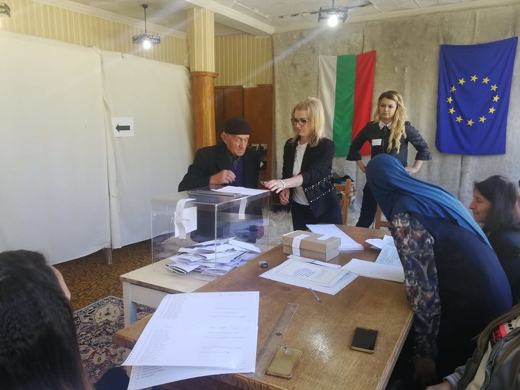 Нормално начало на изборния ден в Смолянска област