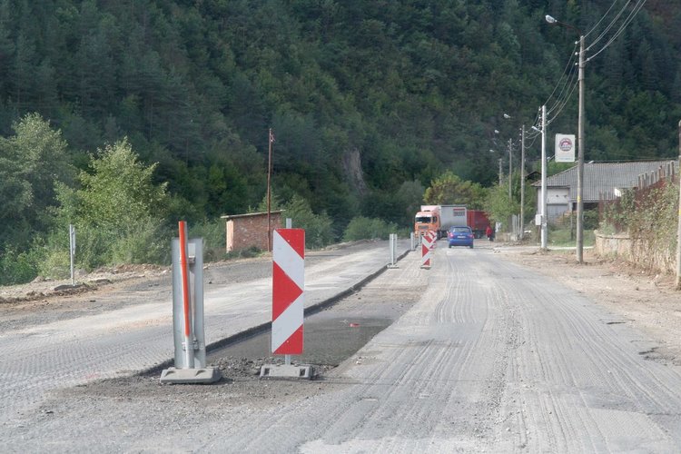 За два дни движението по пътя Мадан-Златоград ще се извършва в едната лента
