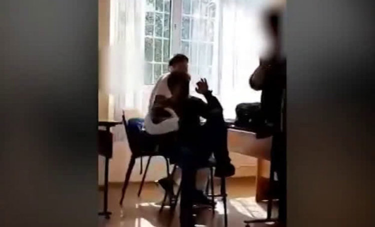 Учителката удря ученици с кошче за боклук в час (видео)
