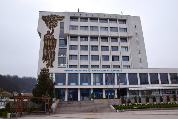 Златоград третира тревни площи срещу кърлежи и бълхи