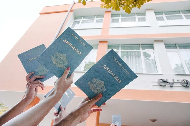 Дипломира се 105 випуск на "Отец Паисий"