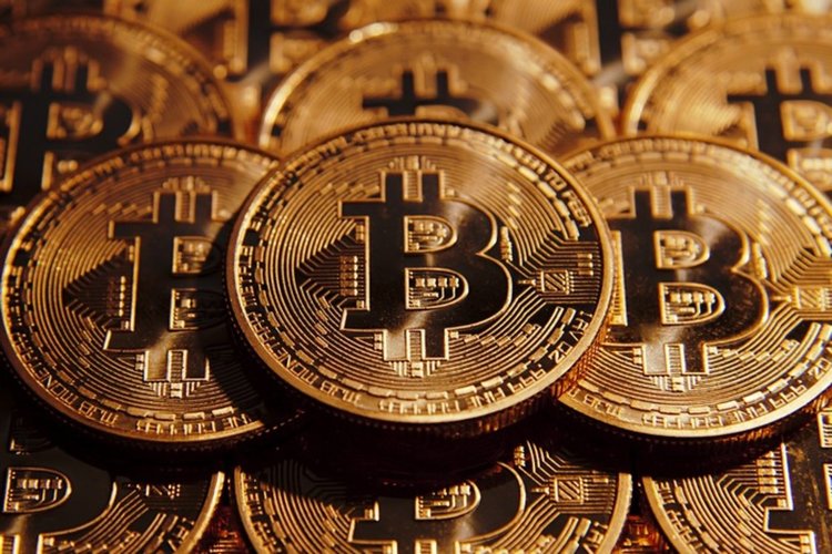 Биткойн надмина 11 000 долара, продължава да се покачва