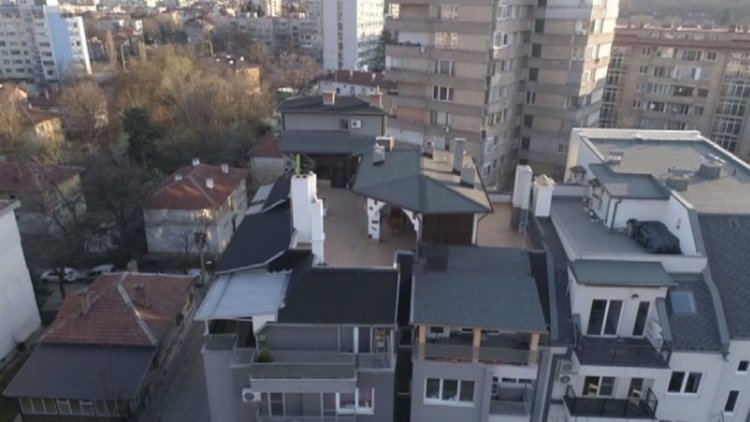Няма да бутат незаконните постройки на терасата на шефа на КПКОНПИ